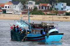 Ngư dân Quảng Ngãi chuẩn bị ngư lưới cụ cho chuyến đi biển. (Ảnh: Phước Ngọc/TTXVN)