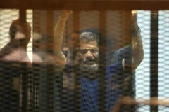 Tổng thống Ai Cập bị phế truất Mohamed Morsi tại phiên tòa ở Cairo ngày 16/5. (Nguồn: AFP/TTXVN)