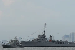 Tàu chiến BRP Rajah Humabon (phải) và tày tuần tra Philippines. (Nguồn: AFP/TTXVN)