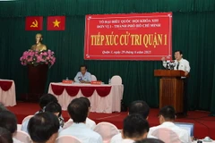 Chủ tịch nước Trương Tấn Sang tiếp xúc cử tri quận 1 (TP.Hồ Chí Minh) để thông báo kết quả kỳ họp thứ 9, Quốc hội khoá XIII. (Ảnh: Nguyễn Khang/TTXVN)