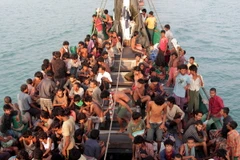 Người di cư được đưa vào bờ biển gần thành phố Geulumpang, tỉnh Aceh, Indonesia sau khi được cứu. (Nguồn: AFP/TTXVN)