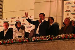 Thủ tướng Thổ Nhĩ Kỳ Ahmet Davutoglu (giữa) phát biểu trước những người ủng hộ Đảng AKP tại Ankara . THX-TTXVN 