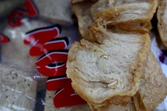 Xử phạt công ty bán thực phẩm có dòi cho bếp ăn công nhân