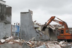 Phá dỡ nhà xây dựng không phép, sai phép tại ấp 1, xã Vĩnh Lộc B, huyện Bình Chánh. (Ảnh: Tràng Dương/TTXVN)