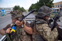 Binh sỹ Ukraine tuần tra tại thành phố miền Đông Mariinka ngày 5/6. (Nguồn: AFP/TTXVN)