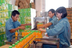Dây chuyền đóng gói sản phẩm nước ép hoa quả của Công ty Cổ phần Công nghệ Thực phẩm Việt Mỹ. (Ảnh: Danh Lam/TTXVN)