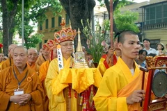 Lễ rước Xá lợi Phật từ chùa Quán Sứ về tôn thờ tại Hoàng thành Thăng Long. (Ảnh: Doãn Tấn/TTXVN)