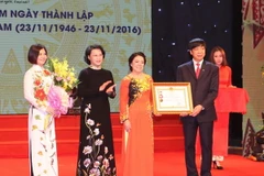 Chủ tịch Quốc hội Nguyễn Thị Kim Ngân trao tặng Huân chương Lao động hạng Nhì của Chủ tịch nước cho Hội Chữ thập Đỏ Việt Nam. (Ảnh: Trọng Đức/TTXVN)