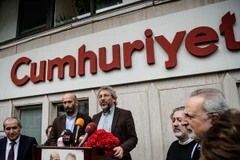 Nhà báo Can Dundar (phải) và Erdem Gul (trái) trả lời báo giới sau khi được trả tự do tại Istanbul, Thổ Nhĩ Kỳ ngày 26/2. (Nguồn: AFP/TTXVN)