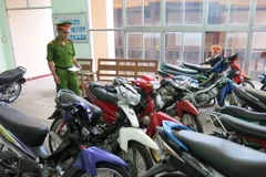 Công an tỉnh Bình Dương kiểm tra số xe máy thu giữ trong một đợt vây bắt. (Ảnh: Hải Âu/TTXVN)