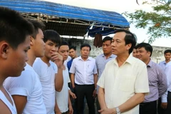 Bộ trưởng Bộ Lao động Thương binh và Xã hội Đào Ngọc Dung với học viên cai nghiện tại Cơ sở điều trị cai nghiện ma túy Đồng Nai. (Ảnh: Sỹ Tuyên/TTXVN)