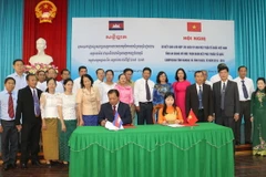 Ký kết bản ghi nhớ “Xây dựng đường biên giới hòa bình, hữu nghị, hợp tác cùng phát triển” giữa MTTQ Việt Nam tỉnh An Giang với Mặt trận Đoàn kết Phát triển Tổ quốc Campuchia tỉnh Kandal năm 2017. (Ảnh: Công Mạo/TTXVN)