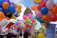 Người dân Campuchia tại lễ kỷ niệm 63 năm ngày Độc lập ở thủ đô Phnom Penh. (Nguồn: AFP/TTXVN)