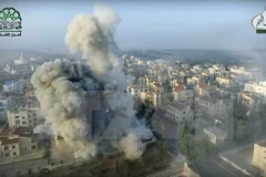 Khói bốc lên sau các cuộc giao tranh tại Aleppo. (Nguồn: AP/TTXVN)