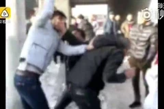 Con trai đánh bố mẹ ngay trên phố vì mua nhà "quá nhỏ" làm quà cưới