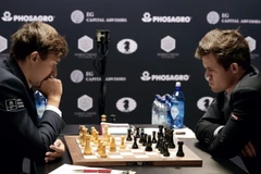 Kiện tướng cờ vua người Nga Sergei Karyakin (trái) và đương kim vô địch cờ vua thế giới người Na Uy Magnus Carlsen tại ván đấu thứ 2 của giải Vô địch Cờ vua Thế giới ở New York, Mỹ ngày 12/11. (Nguồn: EPA/TTXVN)