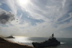 Tàu hải quân và máy bay quân sự của Nga tham gia cuộc tập trận tại khu vực Biển Đen ngày 9/9. (Nguồn: AFP/TTXVN)