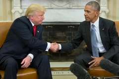 Tổng thống Barack Obama (phải) và Tổng thống mới đắc cử Donald Trump (trái) trong cuộc gặp tại Nhà Trắng ngày 10/11. (Nguồn: EPA/TTXVN)