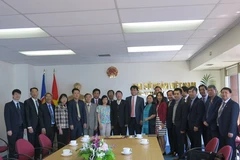 Chủ nhiệm Ủy ban Tài chính - Ngân sách Nguyễn Đức Hải, Đại sứ Việt Nam tại New Zealand Nguyễn Việt Dũng chụp ảnh lưu niệm với Đoàn công tác của Quốc hội. (Ảnh do Đại sứ quán Việt Nam tại New Zealand cung cấp)