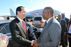 Thủ tướng Madagascar Olivvier Solonandrasana đón Chủ tịch nước Trần Đại Quang và Phu nhân tại sân bay quốc tế Ivato. (Ảnh: Nhan Sáng/TTXVN)