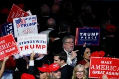 Những người ủng hộ vui mừng sau khi ứng viên Donald Trump giành chiến thắng trong cuộc bầu cử Tổng thống Mỹ, tại New York ngày 8/11. (Nguồn: EPA/TTXVN)