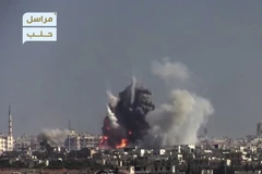 Khói bốc lên sau một vụ nã pháo nhằm vào trường đào tạo sĩ quan quân đội của Chính phủ ở phía tây Aleppo, Syria ngày 3/11. (Nguồn: AP/TTXVN)