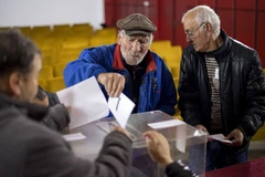 Cử tri Bulgaria bỏ phiếu tại một điểm bầu cử ở Pleven ngày 13/11. (Nguồn: AFP/TTXVN)