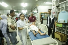 Một em nhỏ bị thương trong vụ nổ bom được đưa vào bệnh viện điều trị ở thị trấn Pattani ngày 24/10. (Nguồn: AFP/TTXVN)