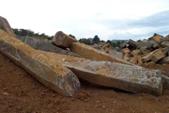 Khai thác đá trái phép tại khu vực tiếp giáp với thác Cột Đá. (Ảnh: Hưng Thịnh/TTXVN)