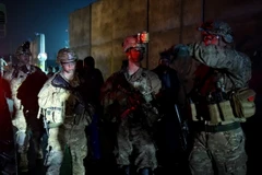 Binh sĩ Mỹ phong tỏa hiện trường vụ đánh bom xe thứ hai ở Kabul ngày 4/1. (Nguồn: AFP/TTXVN)