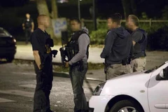 Cảnh sát Pháp làm nhiệm vụ trong chiến dịch bắt giữ nghi can khủng bố tại Boussy-Saint-Antoine ngày 8/9. (Nguồn: AFP/TTXVN)