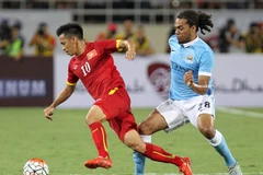 Tiền đạo Văn Quyết (trái). (Ảnh: Quốc Khánh/TTXVN)