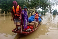 Hà Tĩnh: Chèo thuyền vượt lũ hỗ trợ người dân tại Hương Khê