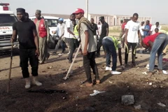 Người dân dọn dẹp hiện trường sau vụ tấn công ở Maiduguri ngày 29/10. (Nguồn: AP/TTXVN)