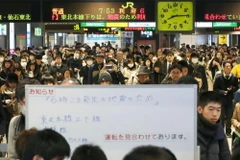 Người dân chờ đợi ở nhà ga Sendai do tuyến đường sắt Tohoku bị đình trệ sau động đất ở Sendai, Miyagi sáng 22/11. (Nguồn: AP/TTXVN)