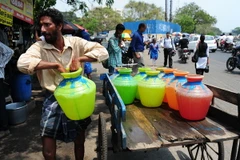 Người dân Ấn Độ xếp hàng lấy nước sạch tại một điểm phân phối nước miễn phí của Chính phủ ở Chennai ngày 22/3. (Nguồn: AFP/TTXVN)