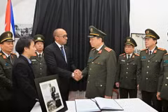 Bộ trưởng Bộ Công an Tô Lâm chia buồn với Đại sứ Cuba Herminio Lope Diaz. (Ảnh: Doãn Tấn/TTXVN)