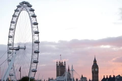 Tháp Elizabeth (phải) và Vòng quay Thiên niên kỷ (London Eye ) tại thủ đô London. (Nguồn: AFP/TTXVN)