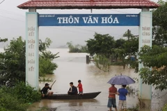 Nhiều thôn, buôn bị cô lập do nước lũ chia cắt. (Ảnh: Dương Giang/TTXVN)