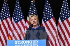 Ứng viên tranh cử Tổng thống Mỹ của đảng Dân chủ Hillary Clinton trong cuộc họp báo về việc FBI mở lại cuộc điều tra về vụ bê bối thư điện tử, tại Des Moines, bang Iowa, ngày 28/10. (Nguồn: AFP/TTXVN)