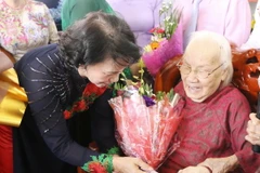 Chủ tịch Quốc hội Nguyễn Thị Kim Ngân mừng thọ đồng chí Ngô Thị Huệ. (Ảnh: Hoài Thu/TTXVN)