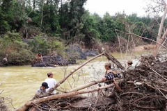 Nước tại Vực Mít nơi nạn nhân mất tích chảy xiết khiến công tác tìm kiếm gặp nhiều khó khăn. (Ảnh: Nguyễn Toán-Võ Dung/TTXVN)