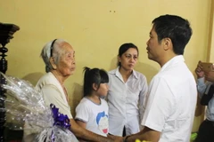 Bộ trưởng Trần Tuấn Anh đến viếng, chia buồn và hỗ trợ số tiền 50 triệu đồng cho gia đình ông Nguyễn Kim Danh ngày 20/9. (Ảnh: Bùi Như Trường Giang/TTXVN)