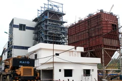 Thi công tại Nhà máy sản xuất nhiên liệu sinh học Bio-Ethanol Dung Quất năm 2011. (Ảnh: Thanh Long/TTXVN)