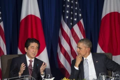 Tổng thống Mỹ Barack Obama (phải) và Thủ tướng Nhật Bản Shinzo Abe trong cuộc gặp bên lề Hội nghị cấp cao APEC ở Manila, Philippines ngày 19/11/2015. (Nguồn: AFP/TTXVN)
