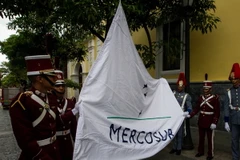 Lễ thượng cờ MERCOSUR trước trụ sở Bộ Ngoại giao Venezuela ở Caracas ngày 5/8. (Nguồn: EPA/TTXVN)