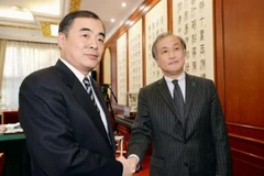 Thứ trưởng Ngoại giao Nhật Bản Takeo Akiba (phải) và trợ lý Ngoại trưởng Trung Quốc Khổng Huyễn Hựu trong cuộc gặp trước đối thoại, tại Bắc Kinh ngày 28/11. (Nguồn: Kyodo/ TTXVN)