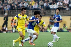 Pha đi bóng cầu thủ Công Phượng, đội Hoàng Anh Gia Lai (áo xanh). (Ảnh minh họa: Thanh Tùng/TTXVN)