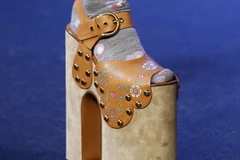 Cô nàng nào đủ can đảm xỏ chân vào những đôi giày như thế này?