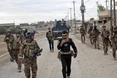 Binh sỹ Iraq trong chiến dịch truy quét IS tại khu vực Gogjali, Mosul ngày 2/11. (Nguồn: AP/TTXVN)